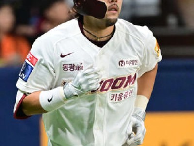 이용규 연봉 삭감 없이 재계약 성공하며 2000경기 타율 기록 도전