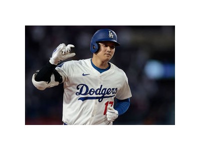 오타니 첫 타석에 홈런 터트려 팬들 환호