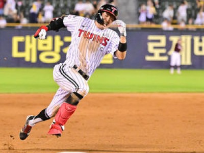 그라운드 홈런으로 보였는데 3루타+실책으로 기록돼 논란
