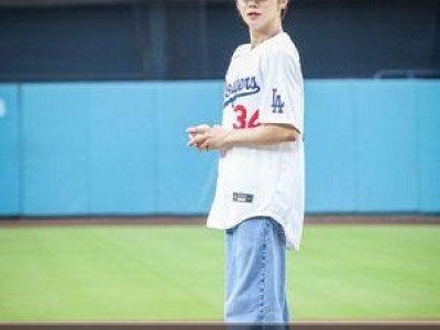 투모로우바이투게더 연준 시구로 LA 다저스 뜨거워져
